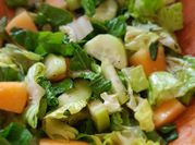 Una foto de ensalada de melón y pepino