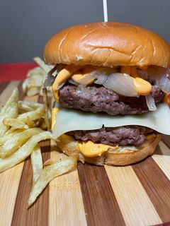 Una foto de Hamburguesa quejeso🍔🧀