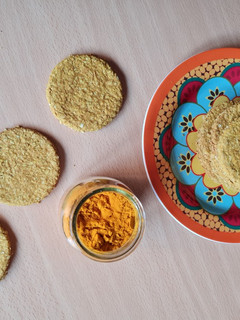 Una foto de Galletas crackers de avena y cúrcuma