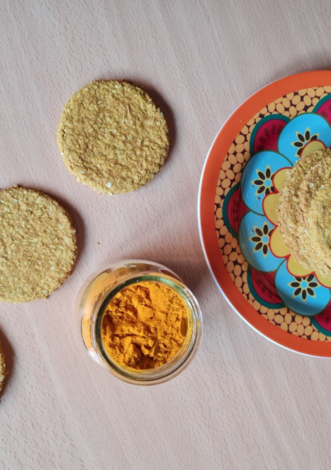 Una foto de Galletas crackers de avena y cúrcuma