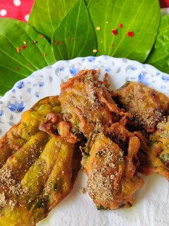 अजवाइन के पत्तों के पकौड़े (Ajwain ke Patto ke pakode in Hindi) रेसिपी मुख्य फोटो