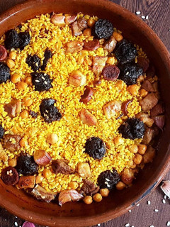 Una foto de Arroz al horno con magro, morcilla de cebolla y chorizo