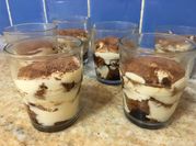Una foto de postres con leche condensada en vaso
