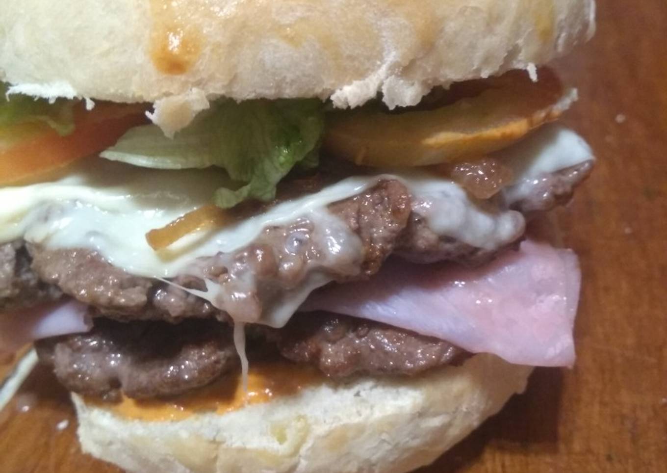 Hamburguesa casera con pan de papa馃構