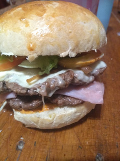 Una foto de Hamburguesa casera con pan de papa😋