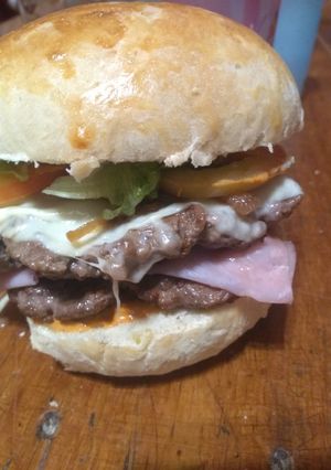 Una foto de Hamburguesa casera con pan de papa😋
