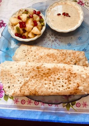 A picture of Bhagar Dosa with potato and green chatani.
