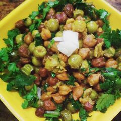 A picture of Chana matar chaat.