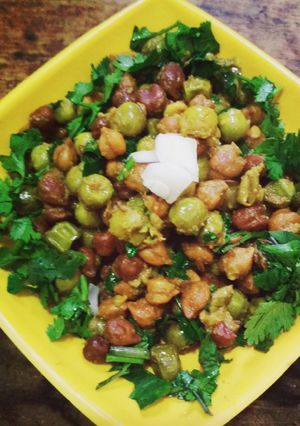 A picture of Chana matar chaat.