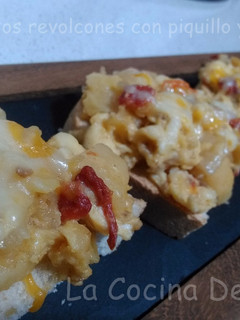 Una foto de Pintxos revolcones con piquillo y atún