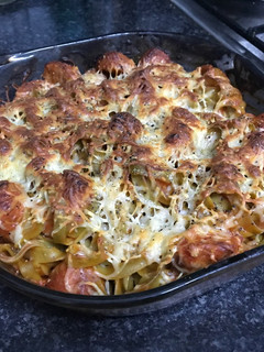 Una foto de Nidos de espinacas gratinados con albóndigas