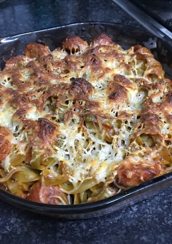 Una foto de Nidos de espinacas gratinados con albóndigas