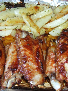 Una foto de Alas de pavo lacadas y crujientes