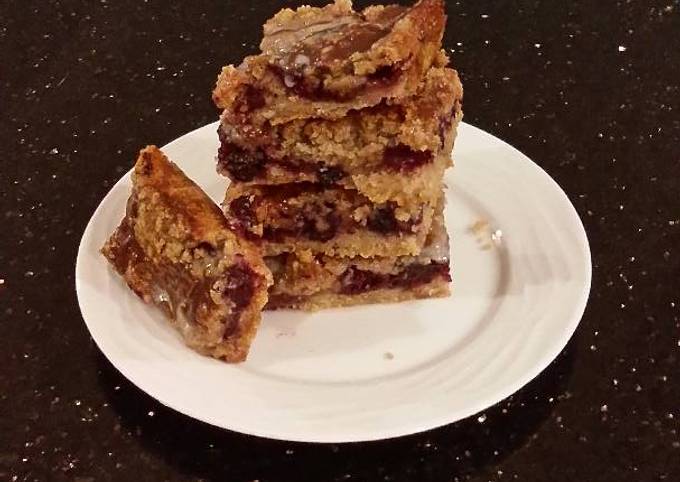 Recipe of Quick Fresh Berrie Cble Bars with White and Milk Chocolate Glaze