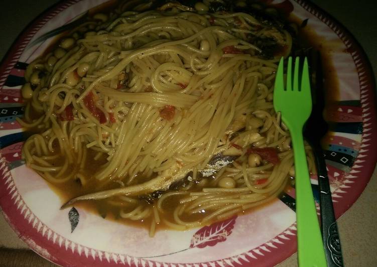 Spaghetti beans jollof wit fish