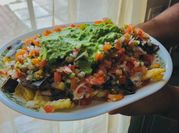 Una foto de bistecs con cebolla y tomate