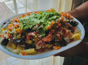 Una foto de Carne asada fries 🍟🍖