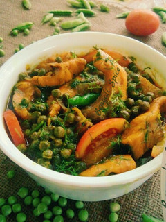 A picture of Snakehead fish with green pea and Tomato curry 🍲.