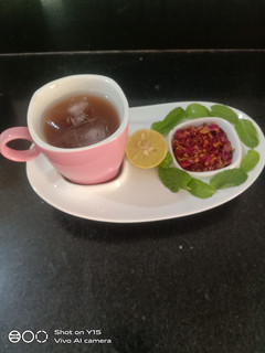 રોઝ ડીટોકસ આઈસ ટી (Rose Detox Ice Tea Recipe In Gujarati) રેસીપી મુખ્ય ફોટો