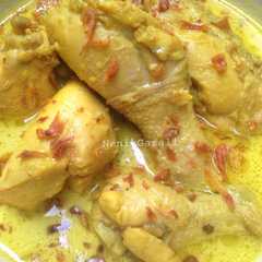 A picture of Opor Ayam Kuning.