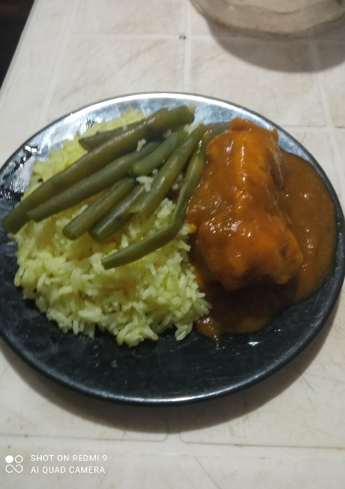 Una foto de Pollo con curry y salsa de mango