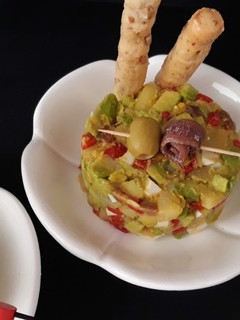 Una foto de Ensaladilla de aguacate y anchoas