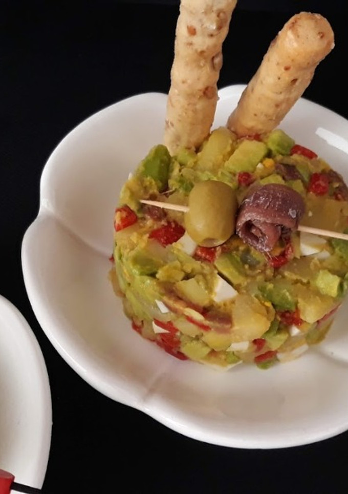 Una foto de Ensaladilla de aguacate y anchoas