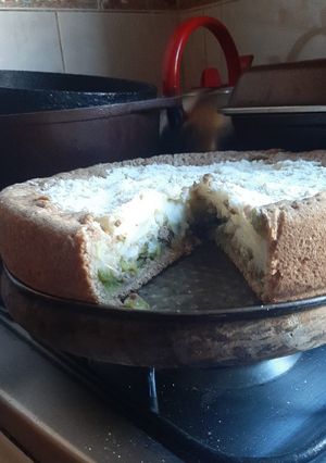 Una foto de Tarta integral de carne, zapallitos y puré