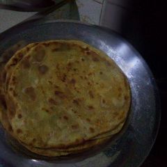 A picture of Carroted chapatis.