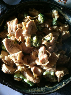 A picture of Fast chicken & broccoli.
