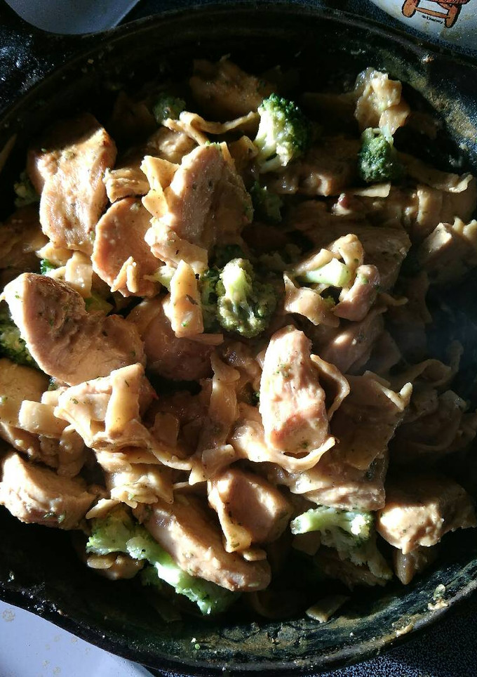 A picture of Fast chicken & broccoli.