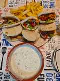 Gyros de pollo marinado con salsa tzatziki