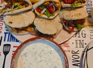 Una foto de Gyros de pollo marinado con salsa tzatziki