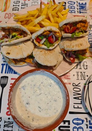 Una foto de Gyros de pollo marinado con salsa tzatziki
