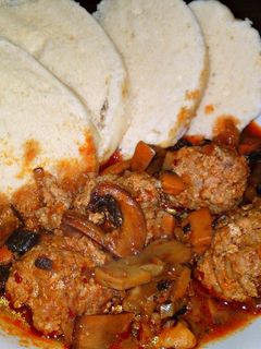 Csípős gombapörkölt füstölt paprikás húsgombócokkal recept fotója