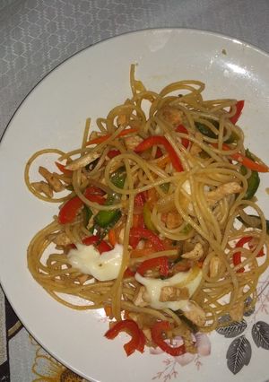 Una foto de Chow mein de pollo