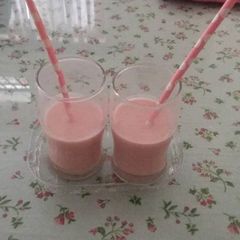 A picture of Strawberry lassi.