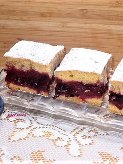 Bolyhos szilvás pite recept fotója