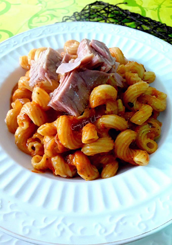 Una foto de Amorelli en salsa de tomates, doble de queso con troncos de atún