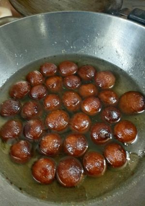 गुलाब जामुन (Gulab jamun recipe in hindi) रेसिपी मुख्य फोटो
