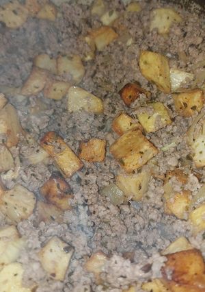Una foto de Revuelto de papas y carne picada
