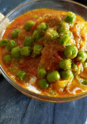 A picture of Aloo Matar (Potato-Peas Curry).