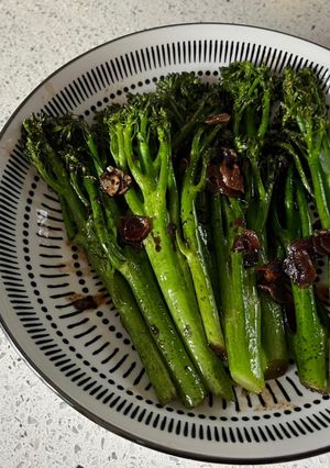 A picture of Tenderstem broccoli with garlic and soy sauce.