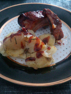 Una foto de Costillas de miel y ketchup con patatas al horno