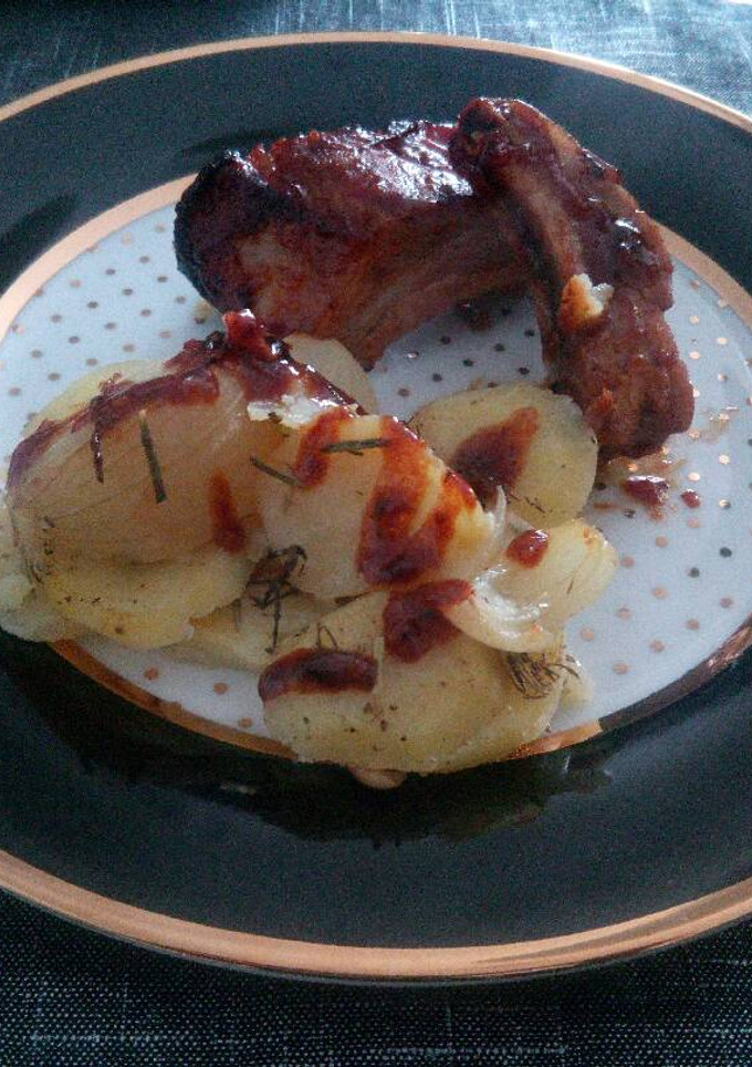 Una foto de Costillas de miel y ketchup con patatas al horno