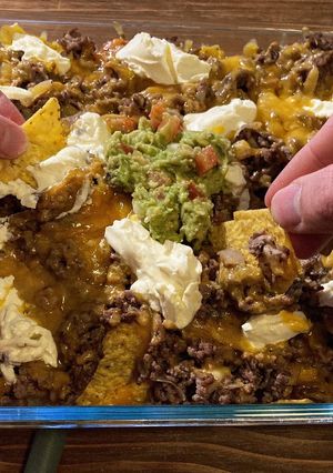 Une photo de Nachos au guacamole, cheddar et bœuf