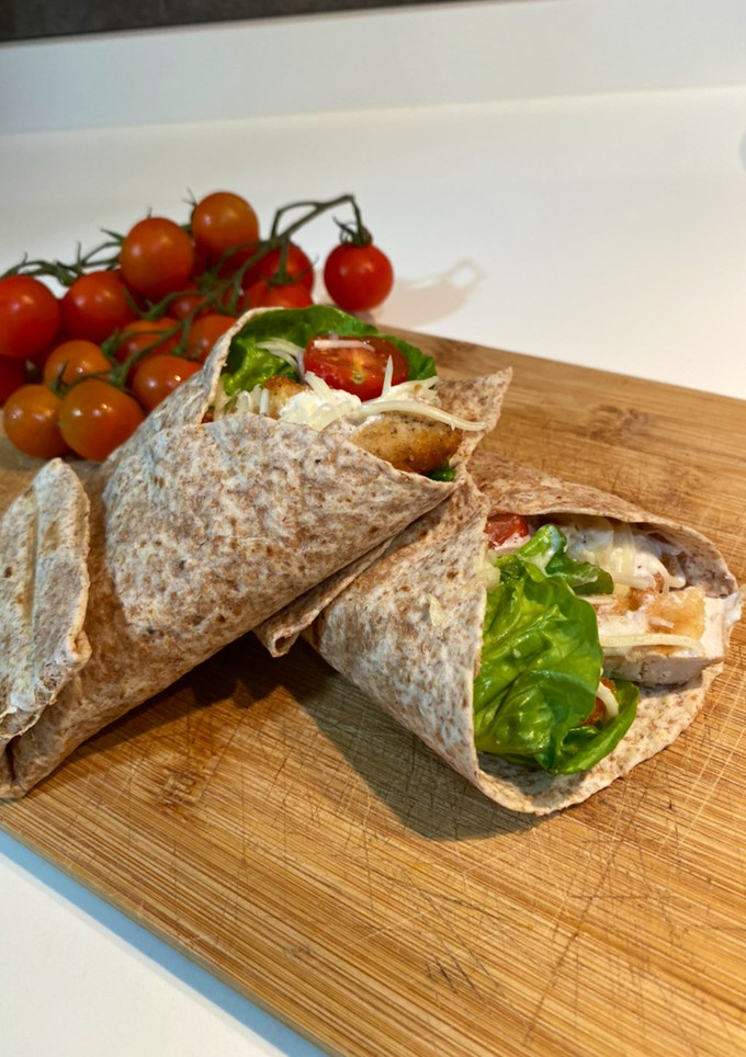 Una foto de Wrap de pollo crujiente con salsa césar 🌯