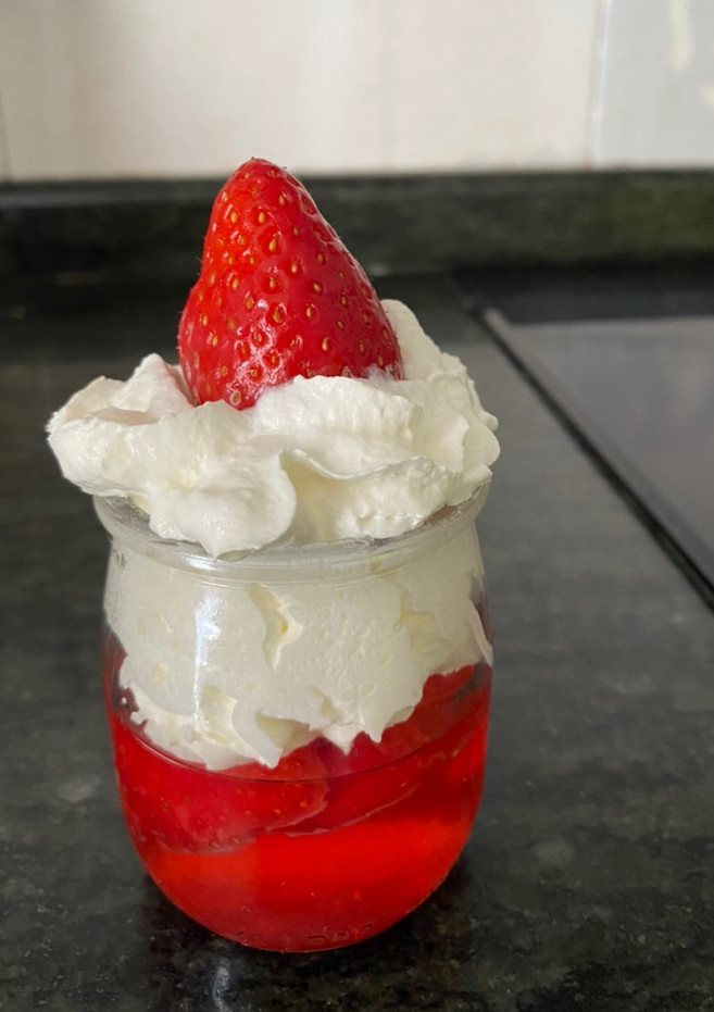 Una foto de Gelatina con fresas 🍓