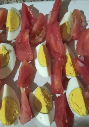 Une photo de Salade de tomate 🍅 et œuf
