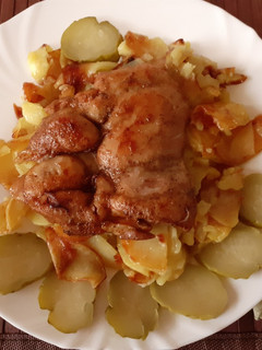 Filézett csirkecomb serpenyőben sült krumplival recept fotója
